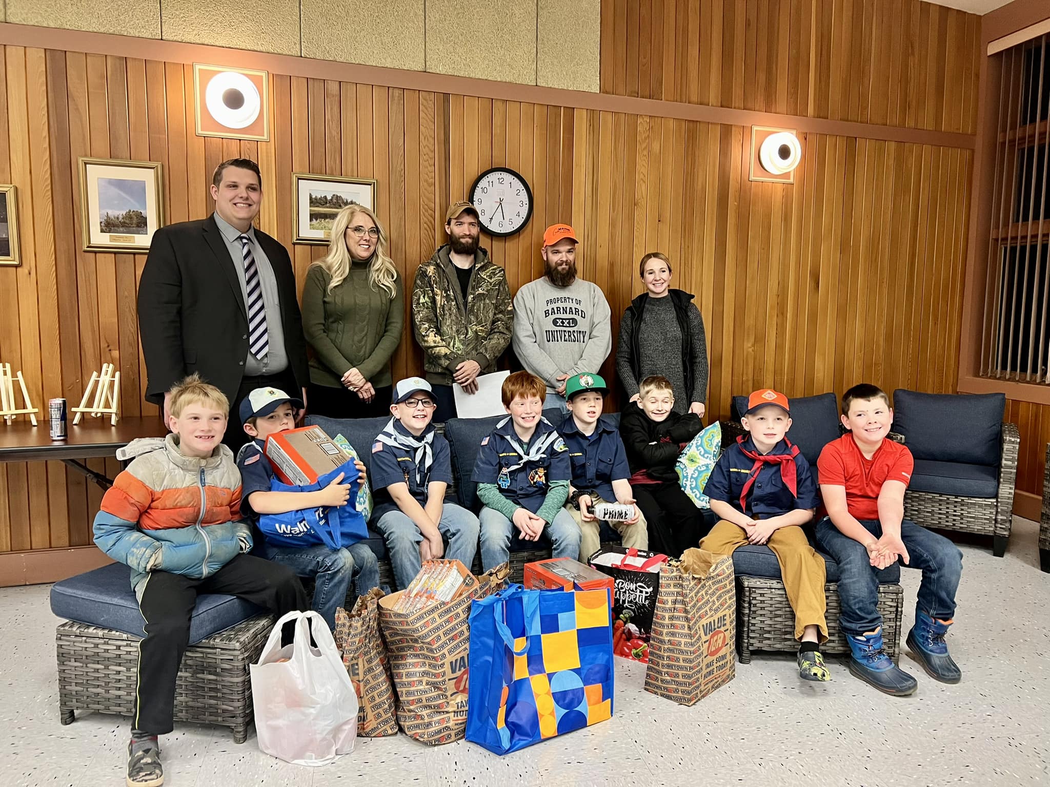 local cubscouts donate to food pantry